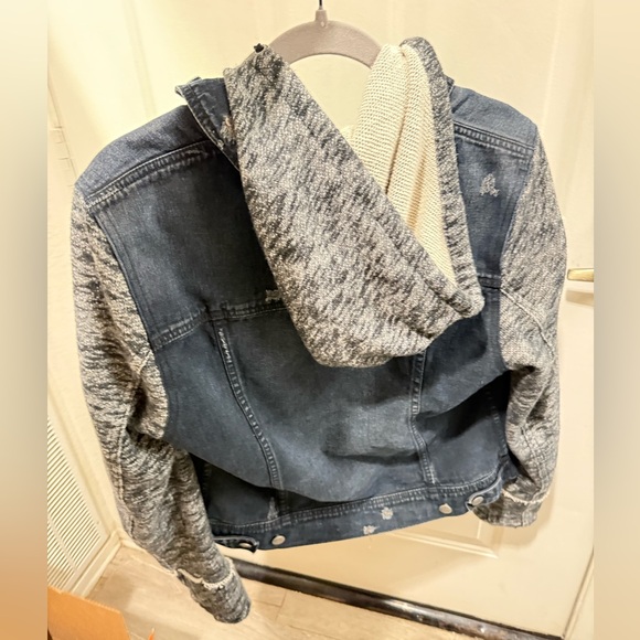 Free People Distressed Denim Jacket With Knit Sleeves Removable Hoodie large - Picture 6 of 13